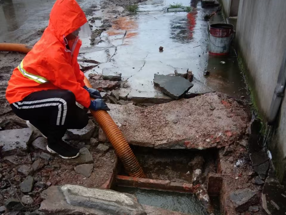 屏边专业清理污水池 炜誉市政以规范流程守护城市 “肠道”